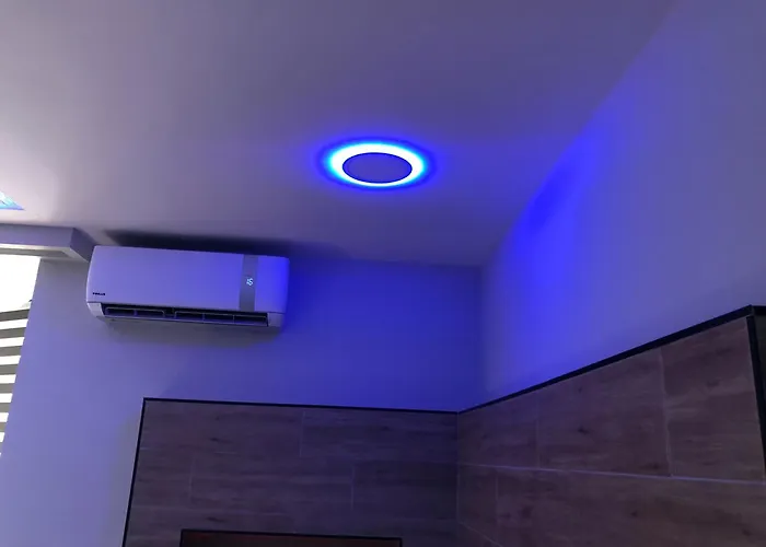 Deluxe In Center * ティラナ